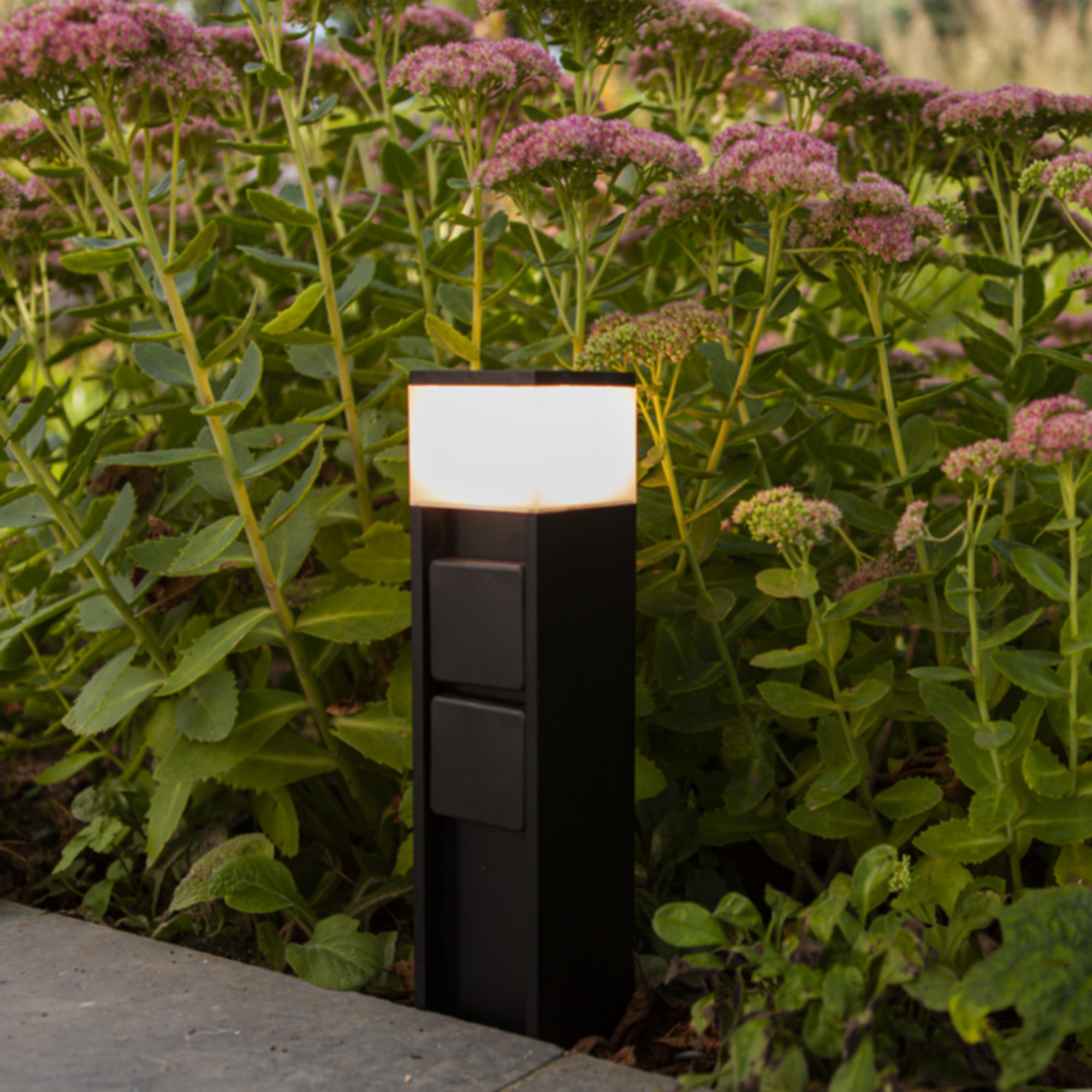Lutec Mains - Gartenpfosten Mit Steckdosen - Intelligente Beleuchtung - 8 X 8 X 36, 7 Cm - 11W Led Inkl - IP44 - Schwarz - 2 Seitliche Steckdosen