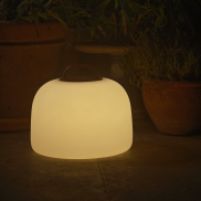 Nordlux Kettle To-Go 36 - wiederaufladbare Tischleuchte für den Außenbereich - 36 x 30,8 cm - 6,8W LED inkl. - IP65 - weiß und rot