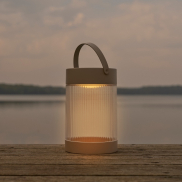 Nordlux Coupar Solar – tragbare, solarbetriebene Tischleuchte mit USB-Anschluss – Ø 14 x 22 cm – 3 Dimmstufen – 3,2W LED inklusive – IP44 – sand