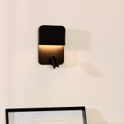 Lucide Boxer - Wandleuchte mit USB-Anschluss und Schalter - 13 x 10 x 24 cm - 5W + 3W LED inkl - schwarz