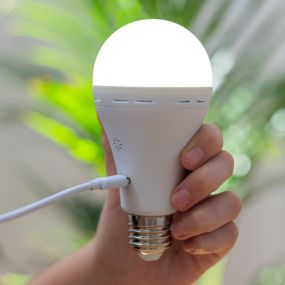 New Garden Lapera - wiederaufladbare dimmbare E27 LED-Lampe mit Fernbedienung - Ø 6,7 x 13 cm - E27 - 350lm - 3000 bis 6000K