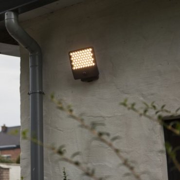 Lutec Atlantis – Strahler mit Sensor – 22,2 x 20,1 x 12,4 cm – 23,5W LED inkl. – 3000K – IP54 – dunkelgrau