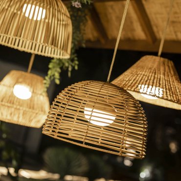 New Garden Bossa - Außen-Hängeleuchte mit wiederaufladbarem Leuchtmittel und Fernbedienung -  Ø 35 x 300 cm - 9W LED inkl - IP54 - Rattan