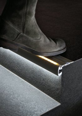 Klus STEP - LED-Profil für Treppenkanten - 4,1 x 8 cm - schwarz