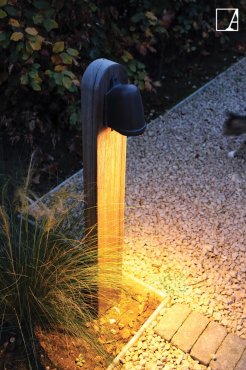 Authentage Balume auf Holzpfahl - Gartenpfahl - 11 x 14 x 100 cm - IP43 - Bronze