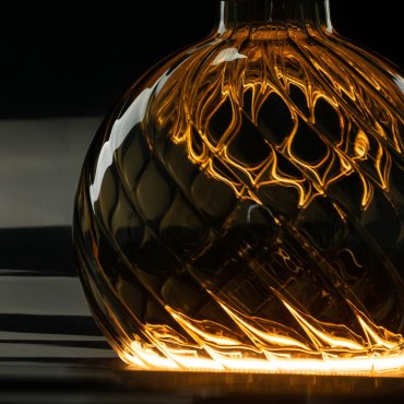 Segula LED-Lampe - Floating Line Twisted - Ø 12,5 x 16,5 cm - E27 - 6W dimmbar - 1900K - rauchfarben