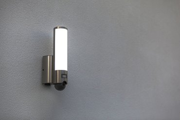 Lutec Elara - Außenwandleuchte mit Bewegungsmelder und Kamera - intelligente Beleuchtung - Lutec Connect - 7,6 x 14 x 33,4 cm - 17,5W LED inkl. - IP44 - grau