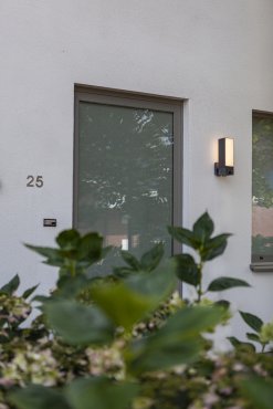 Lutec Cuba - Außenwandleuchte mit Bewegungsmelder und Kamera - intelligente Beleuchtung - Lutec Connect - 9,2 x 19,5 x 32,5 cm - 17,3W LED inkl - IP44 - dunkelgrau