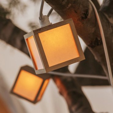 New Garden Vega - erweiterbare Lichterkette mit Kabel- oder Solaranschluss - 8 m Lichterkette, davon 3 m Kabel - 10 LED-Lampen inkl. - IP44 - Bambus und Weiß