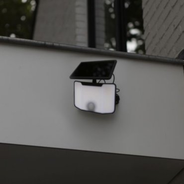 Lutec Kombo - solarbetriebener Strahler mit Sensor - 16 x 10,2 x 8,9 cm - 6W LED inkl. - IP44 - schwarz