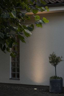 Konstsmide Hip - Bodenstrahler für den Außenbereich - Ø 13,5 x 14,5 cm - 6W LED inkl. - IP65 - schwarz