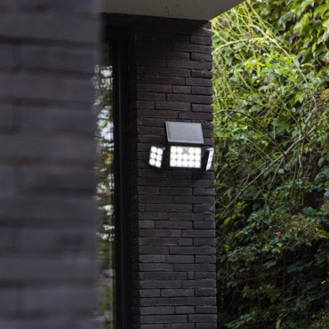 Lutec Tuda - Außen-Solar-Wandleuchte mit Bewegungsmelder - intelligente Beleuchtung - Lutec Connect - 32,1 x 11,7 x 20,9 cm - 13W LED inkl. - IP44 - schwarz