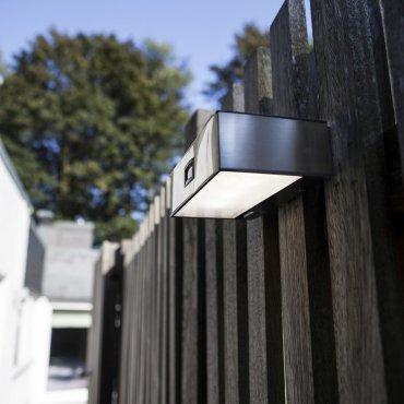 Lutec Brick - Außenwandleuchte mit Solarsensor - 18 x 9 x 5 cm - 2W LED inkl. - IP44 - Edelstahl