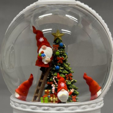 Konstsmide Weihnachtsbeleuchtung - Schneelaterne mit 4 batteriebetriebenen Weihnachtsmännern - Ø 12,5 x 21 cm - antik-weiß