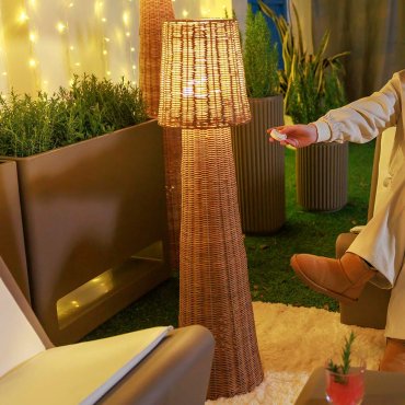 New Garden Lola 110 Nature - Aufladbare Stehleuchte mit wiederaufladbarer Lichtquelle - Ø 26 x 110 cm - 9W LED inkl. - dimmbare mit Fernbedienung - IP54 - Rattan
