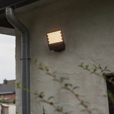 Lutec Atlantis – Strahler mit Sensor – 22,2 x 20,1 x 12,4 cm – 24W LED inkl. – 4000K – IP54 – dunkelgrau