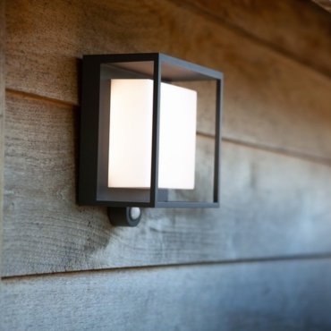 Lutec Curtis - Außen-Solar-Wandleuchte mit Bewegungsmelder - 19 x 16,5 x 9,5 cm - 3W LED inkl. - IP54 - dunkelgrau