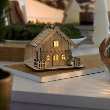 Konstsmide Weihnachtsbeleuchtung - batteriebetriebenes Holzhaus - 12 x 11 x 12 cm - braun