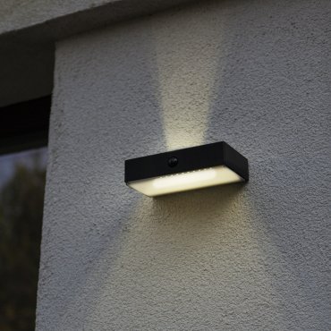 Lutec Fadi - Solar-Außenwandleuchte mit Bewegungsmelder - intelligente Beleuchtung - Lutec Connect - 18 x 10,5 x 4,3 cm - 5W LED inkl. - IP54 - schwarz