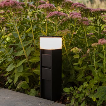 Lutec Mains - Gartenpfosten mit Steckdosen - intelligente Beleuchtung - 8 x 8 x 36,7 cm - 11W LED inkl - IP44 - schwarz - 2 seitliche Steckdosen (Deutsche Version)
