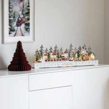 Konstsmide Weihnachtsbeleuchtung - hölzernes Weihnachtsdorf mit batteriebetriebenem Weihnachtsmann - 78 x 25 x 9 cm - weiß