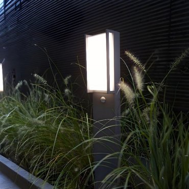 Lutec Qubo - Gartenleuchte mit Bewegungsmelder - 11 x 9 x 75 cm - 17W LED inkl. - IP54 - dunkelgrau