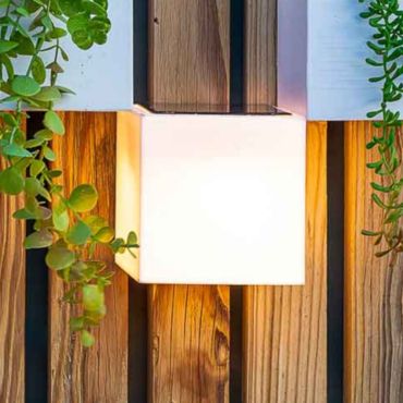 New Garden Wally - Solar-Wandleuchte mit Fernbedienung - 12 x 12 x 12 cm - 5W LED inkl. - IP65 - weiß - warmweiße Lichtfarbe