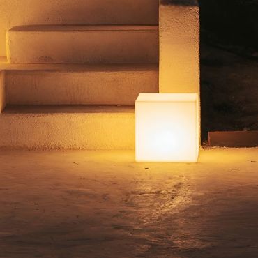 New Garden Cuby - solarbetriebene wiederaufladbare Tischleuchte mit Fernbedienung - 32 x 32 x 32 cm - 1W RGB LED inkl. - IP65 - weiß