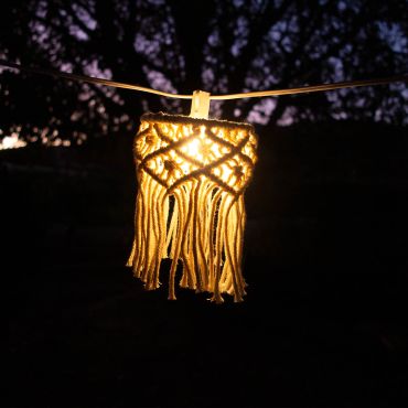 New Garden Mykonos Garland - Lichterkette anschließbar über Kabel oder Solarenergie - wiederaufladbarer Akku - 8 Meter Kette, davon 3 Meter Kabel - 8 LED-Lampen inkl. - IP44 - Baumwolle