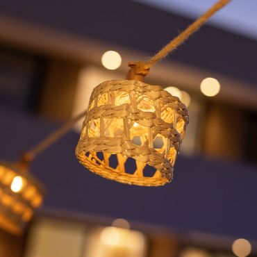 New Garden Alba - solarbetriebene Lichtergirlande - 8 Meter Girlande inkl. 3 Meter Kabel - 10 LED-Birnen inkl. - IP44 - braun