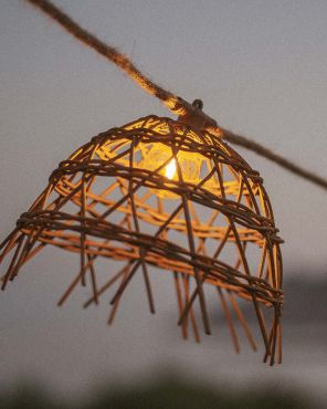 New Garden Alma - erweiterbare Lichterkette mit Kabel- oder Solaranschluss - wiederaufladbare Batterie - 8 m Lichterkette, davon 3 m Kabel - 10 LED-Lampen inkl. - IP44 - Holz