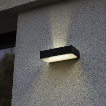 Lutec Fadi - Solar-Außenwandleuchte mit Bewegungsmelder - intelligente Beleuchtung - Lutec Connect - 18 x 10,5 x 4,3 cm - 5W LED inkl. - IP54 - schwarz