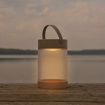 Nordlux Coupar Solar – tragbare, solarbetriebene Tischleuchte mit USB-Anschluss – Ø 14 x 22 cm – 3 Dimmstufen – 3,2W LED inklusive – IP44 – sand