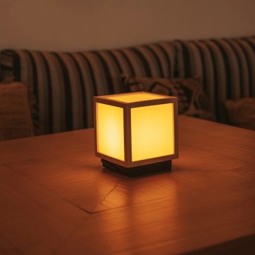New Garden Vega - Aufladbare Tischlampe mit Solarbetrieb und Fernbedienung - 12 x 12 x 14 cm - 3W LED inkl. - IP44 - Bambus