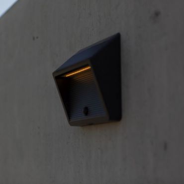 Lutec Linko - Außenwandleuchte mit Solarsensor - 18,5 x 16,1 x 6,2 cm - 11,5W LED inkl. - IP44 - dunkelgrau