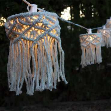 New Garden Mykonos Garland - Lichterkette anschließbar über Kabel oder Solarenergie - wiederaufladbarer Akku - 8 Meter Kette, davon 3 Meter Kabel - 8 LED-Lampen inkl. - IP44 - Baumwolle