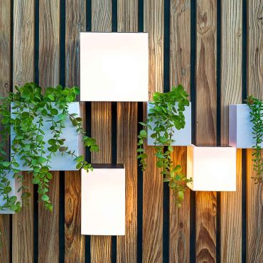New Garden Wally - Solar-Wandleuchte mit Fernbedienung - 12 x 12 x 18 cm - 5W LED inkl. - IP65 - weiß - warmweiße Lichtfarbe