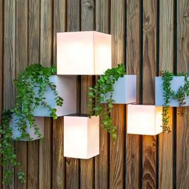 New Garden Wally - Solar-Wandleuchte mit Fernbedienung - 12 x 12 x 12 cm - 5W LED inkl. - IP65 - weiß - warmweiße Lichtfarbe