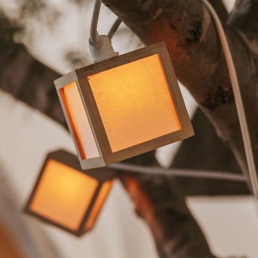 New Garden Vega - erweiterbare Lichterkette mit Kabel- oder Solaranschluss - 8 m Lichterkette, davon 3 m Kabel - 10 LED-Lampen inkl. - IP44 - Bambus und Weiß