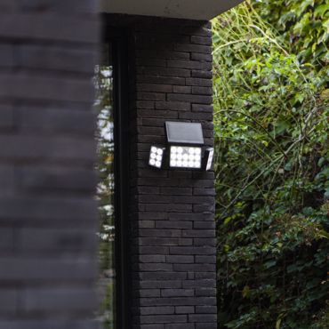 Lutec Tuda - Außen-Solar-Wandleuchte mit Bewegungsmelder - intelligente Beleuchtung - Lutec Connect - 32,1 x 11,7 x 20,9 cm - 13W LED inkl. - IP44 - schwarz