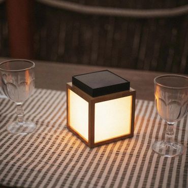 New Garden Vega - Aufladbare Tischlampe mit Solarbetrieb und Fernbedienung - 12 x 12 x 14 cm - 3W LED inkl. - IP44 - Bambus